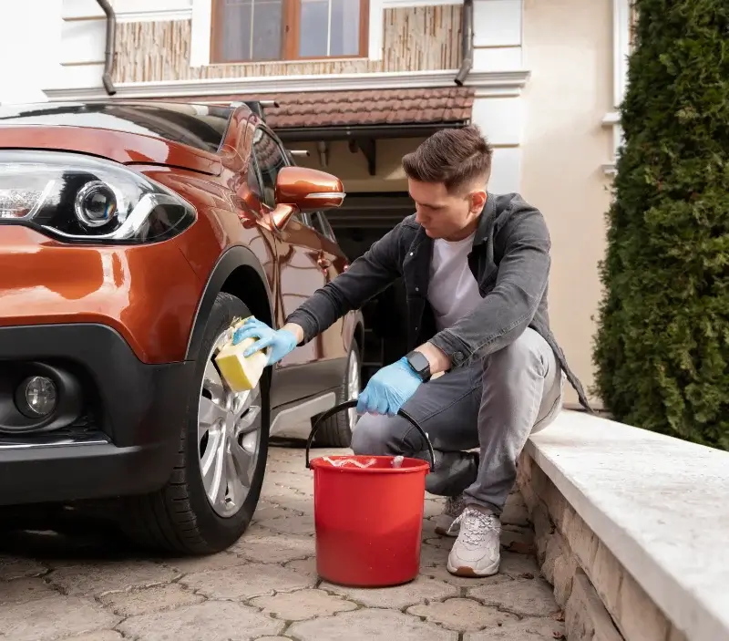 Lavage auto à domicile Puy De Dome : professionnel intervenant sur un véhicule